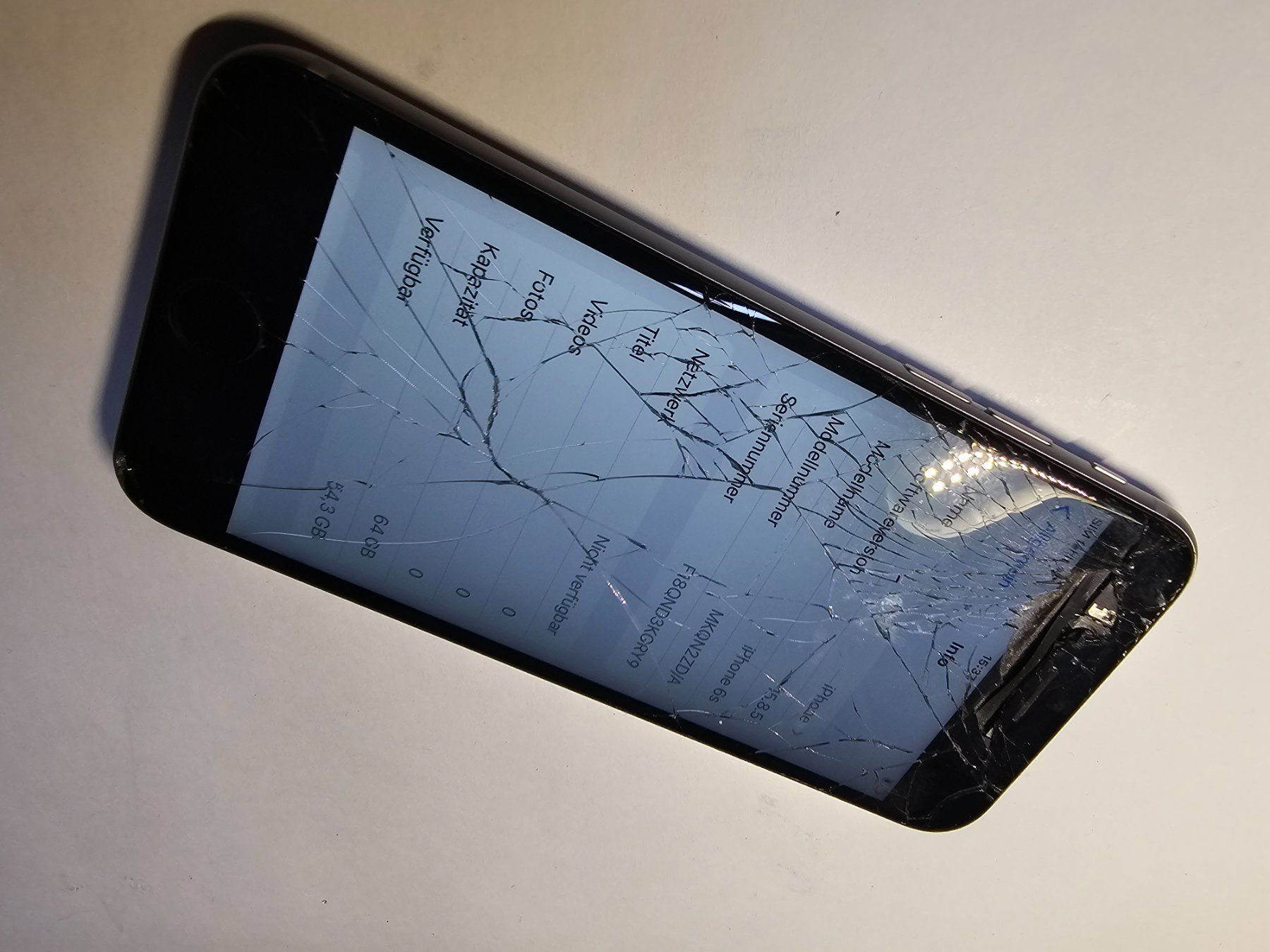 Apple Telefoni cellulari / Smartphones: iPhone 6s - Defekt - 64GB - Frontglass defekt – Difettoso da Zweidlen venduto da RepToGo 1