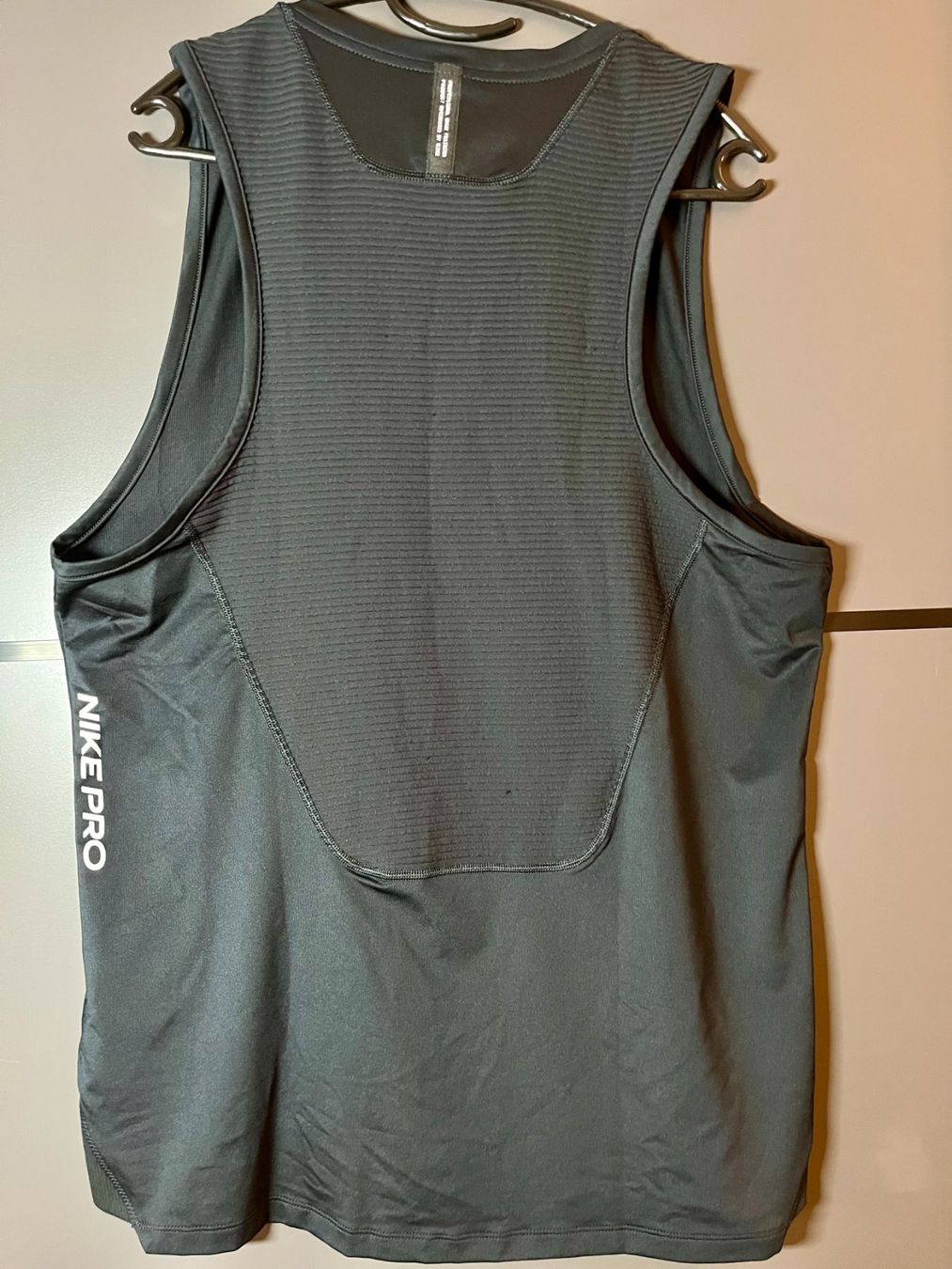 Nike T-shirt: Nike Pro Aeroadapt Tank Top – Nuovo (secondo la descrizione) da Zürich venduto da Marghensy 3