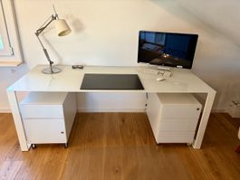 Schreibtisch mit Glasplatte und Rollcontainern weiss