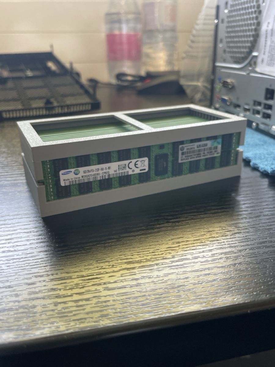 Memoria / RAM: Desktop Ram Ständer für 16 Riegel – Nuovo e nell'imballaggio originale da Abtwil sg venduto da Kueng.MultiOutlet