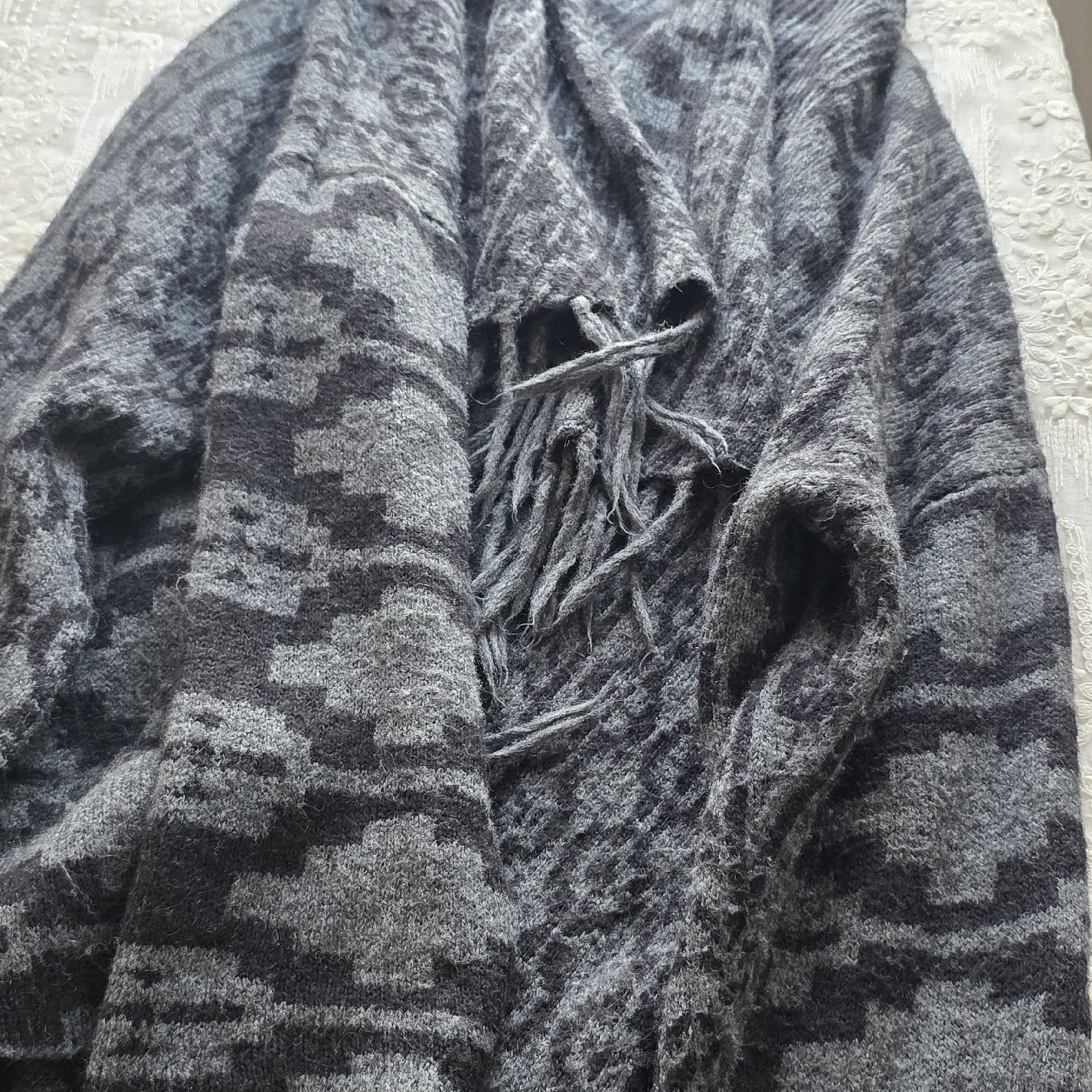 Giacche: Warme Strickjacke/Cardigan mit Fransen, Grau/Schwarz – Usato da Rheinsulz venduto da Gilea 5