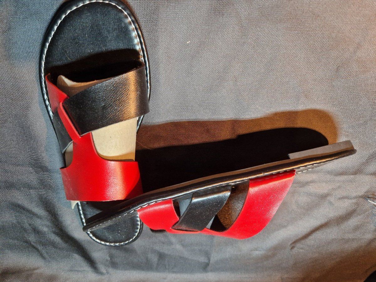 Scarpe da donna: Sandale Pantoffel Rot Schwarz – Nuovo (secondo la descrizione) da Niederbipp venduto da Trude04 1