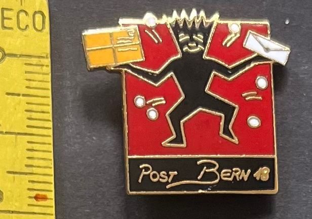 Swiss Plaketten & Abzeichen: Post Bern /Keith-Haring Comicfigur mit Paketen/ Pin – Gebraucht aus Ostermundigen von DaxKarten-75
