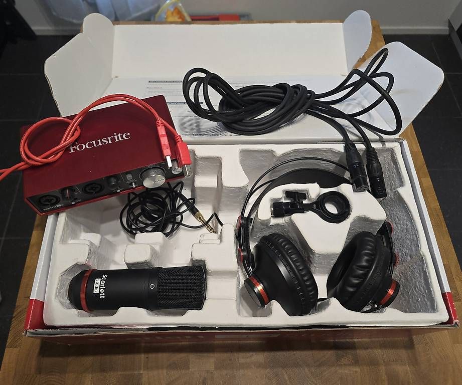 Microphones: Focusrite Scarlett 2i2 Studio 2nd Gen Komplettset – D'occasion à Arlesheim par Micumue 1