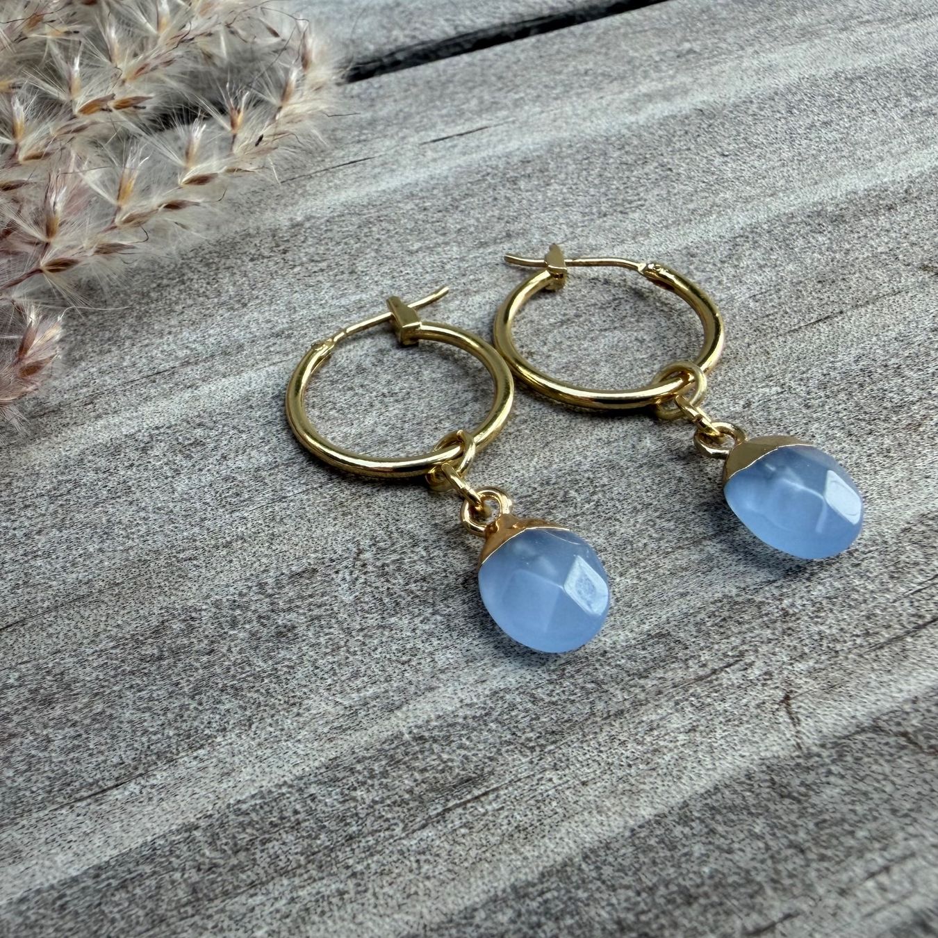 Orecchini pendenti & Orecchini a lobo: Wunderschön: Hellblauer Iolith Stein vergoldete Creolen – Nuovo e nell'imballaggio originale da Rombach venduto da Ivreajewels 4