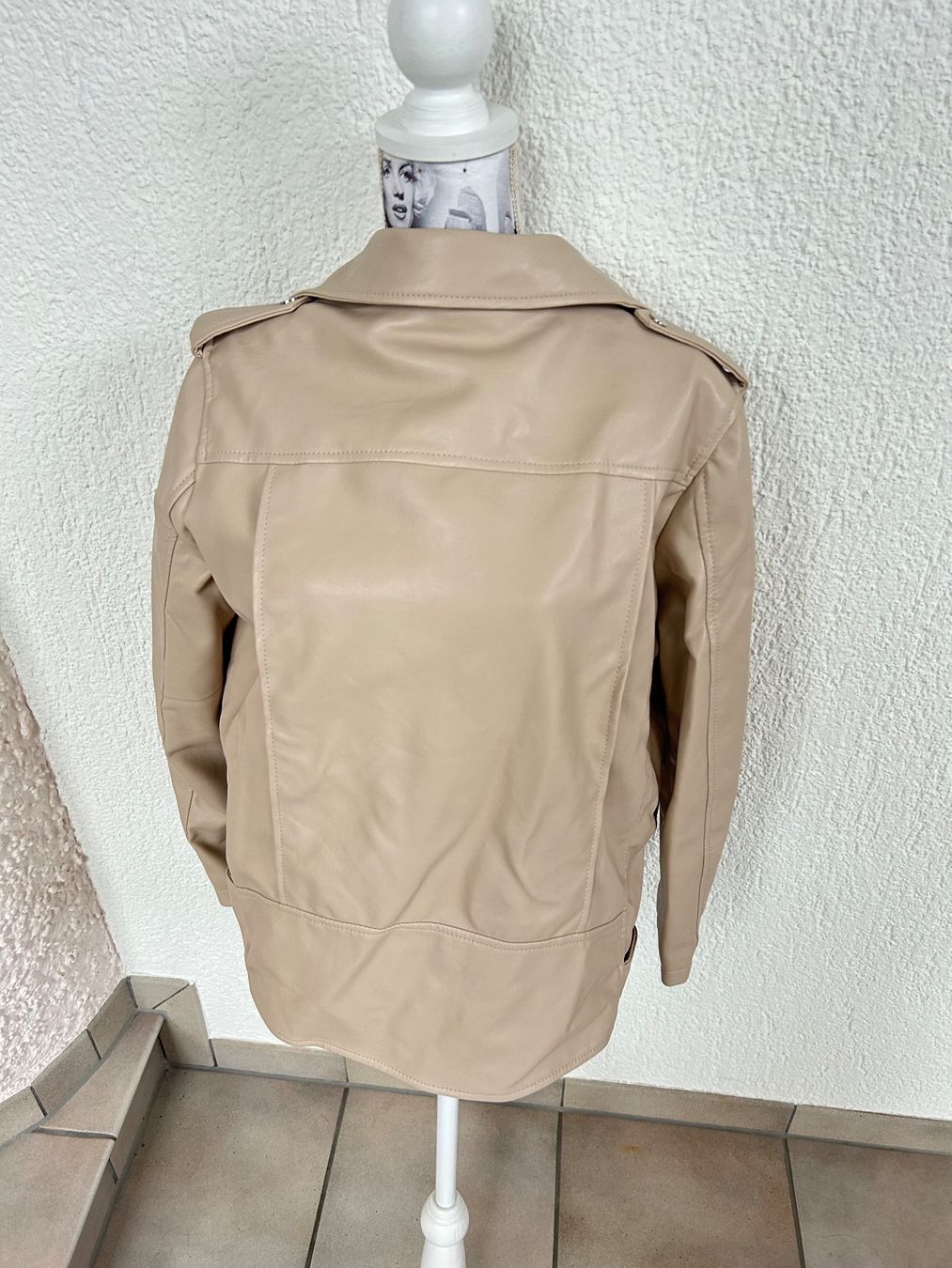 Vestes: NEU mit Ettiket Oversized Kunstlederjacke Beige S/M – Neuf (Voir description) à Dagmersellen par sniff64 2