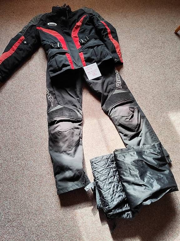 Lotti di vestiti: Motorradkleidung und Helm – Usato da Ramosch venduto da chacarera