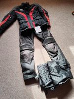 Motorradkleidung und Helm