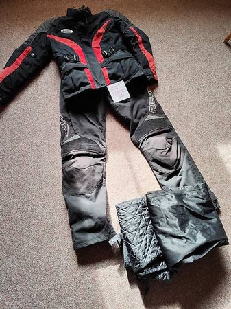 Motorradkleidung und Helm