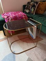 Table dappoint dorée avec porte-revues | Gold side table 