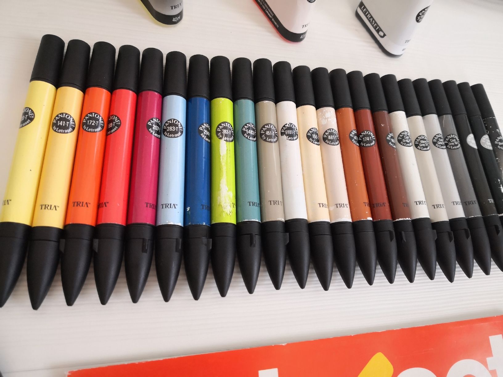 Farben: 33 STK: PANTONE-STIFTEN SET MIT ZEICHENBLOCK & CO. – Gebraucht aus Olten von Naja-Twins-Twins 2
