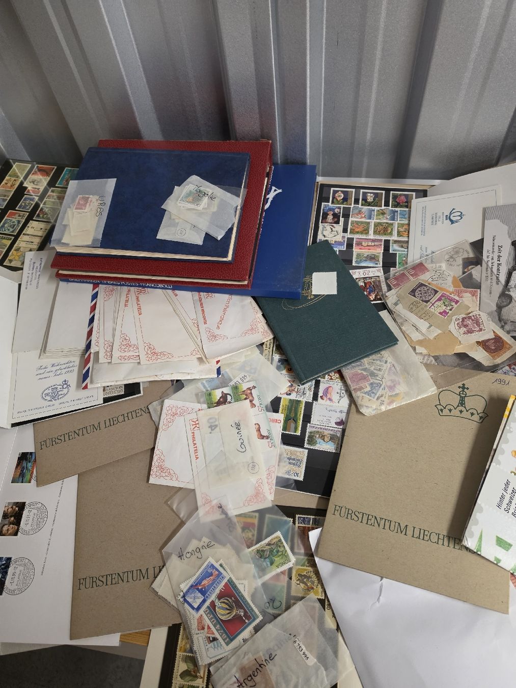 Tutti i francobolli: Enorme lot de timbre a controler – Usato da Val-d'Illiez venduto da AntiqueG 3