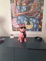 Déco originale: Bulldog rose avec lunettes et cravate!
