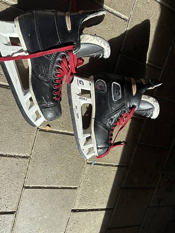 Patins à glace: Schlittschuhe 38 – D'occasion à Weier im Emmental par maskulin82 1