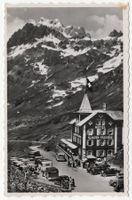 Hotel Klausenpasshöhe mit vielen Oldtimern