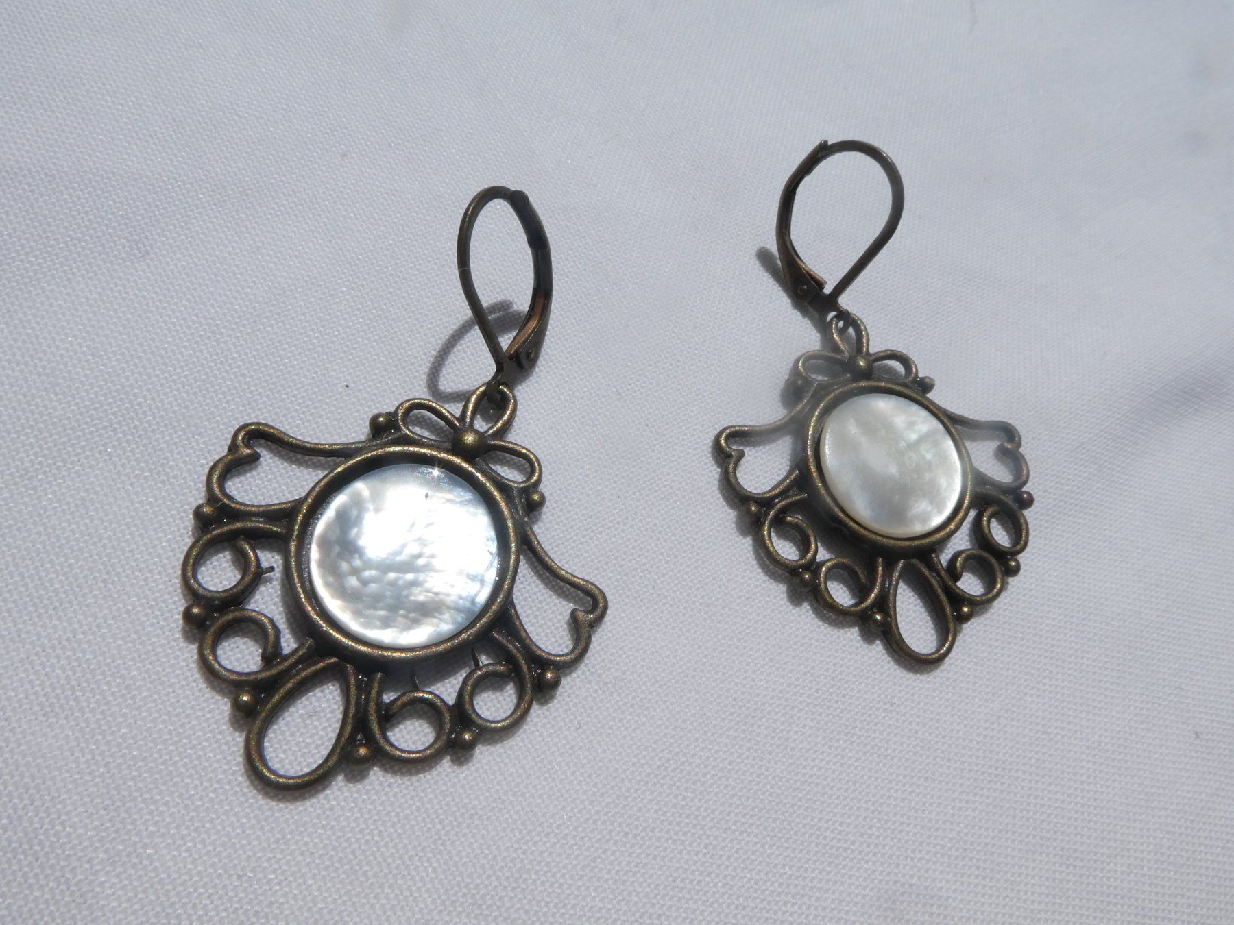 Orecchini pendenti & Orecchini a lobo: Vintage Ohrhänger mit Perlmutt, Modeschmuck – Usato da Gattikon venduto da kaandooh 1