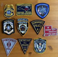 Lot de 56 badges police USA