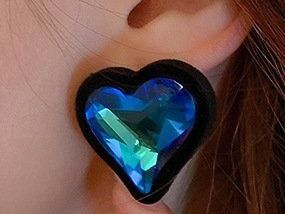 Ohrringe & -stecker: New Black Flocking Heart-shaped Blue Crystal Stud Earrings – Neu und originalverpackt aus Gächlingen von CHARLEZGIFTS 2