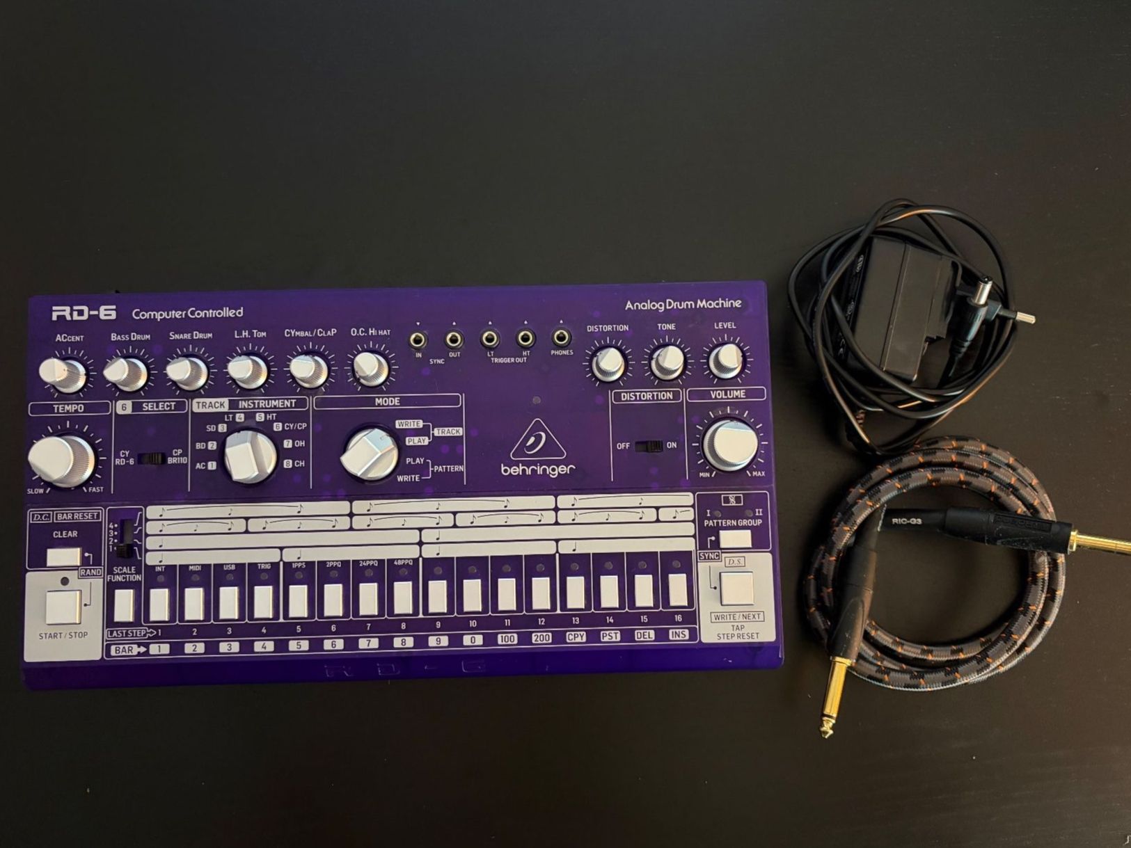 Behringer Strumenti musicali: Behringer RD-6 Analog Drum Machine lila guter Zustand – Usato da Esslingen venduto da MaximeNi