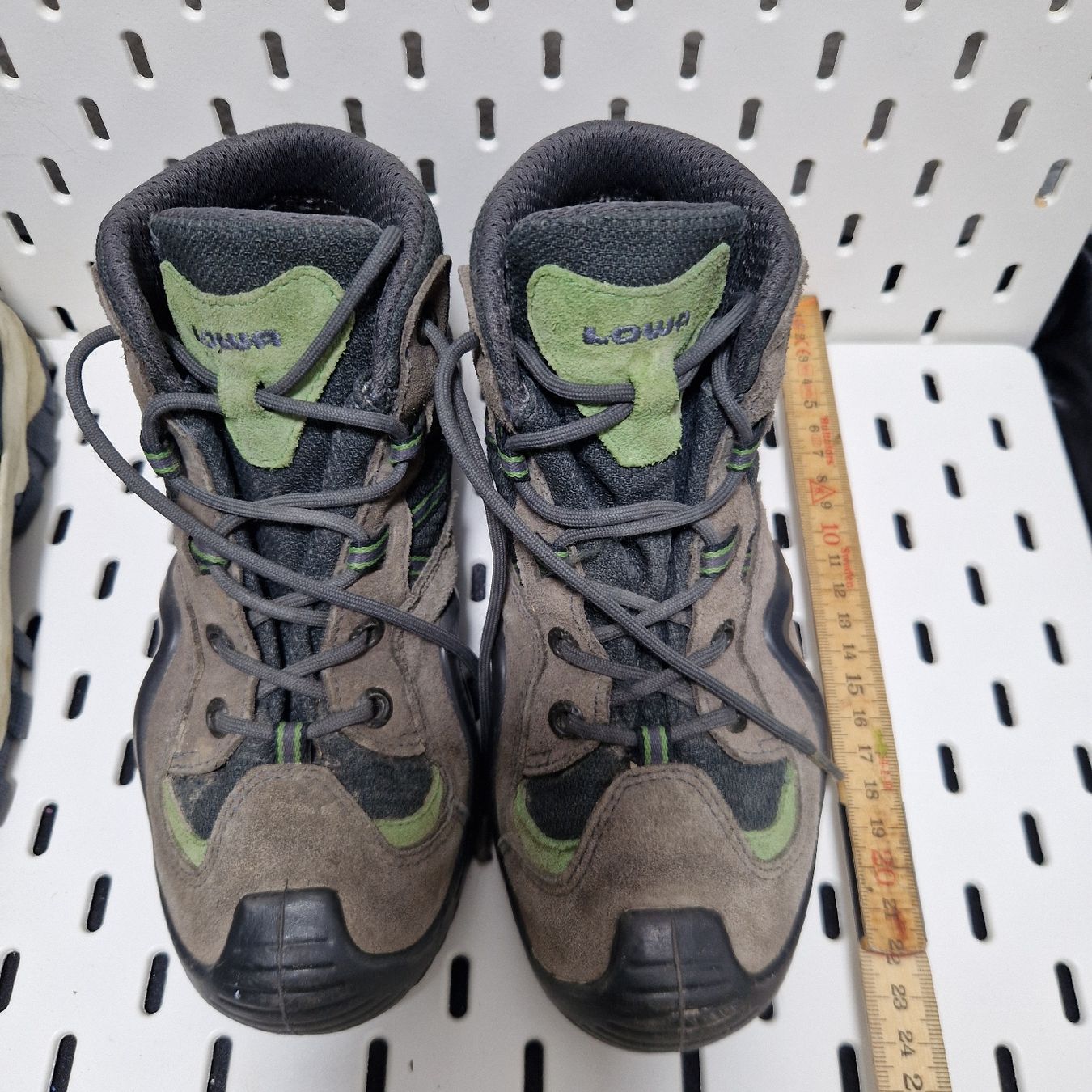Lowa Scarpe per ragazzi: Robuste Lowa Wanderschuhe, Grösse 35 – Usato da Gwatt (Thun) venduto da Letzte-Chance-III