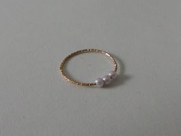 Ring goldfarbig, 3 Kunstperlen beweglich, U53