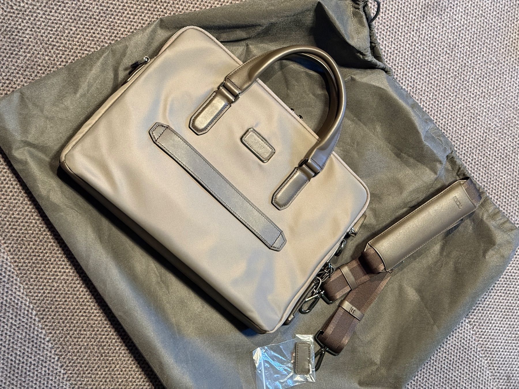 Tumi Taschen: tumi Harrison 14'' soft laptop case – Neu (gemäss Beschreibung) aus Unterseen von SONY-CoolGo 4