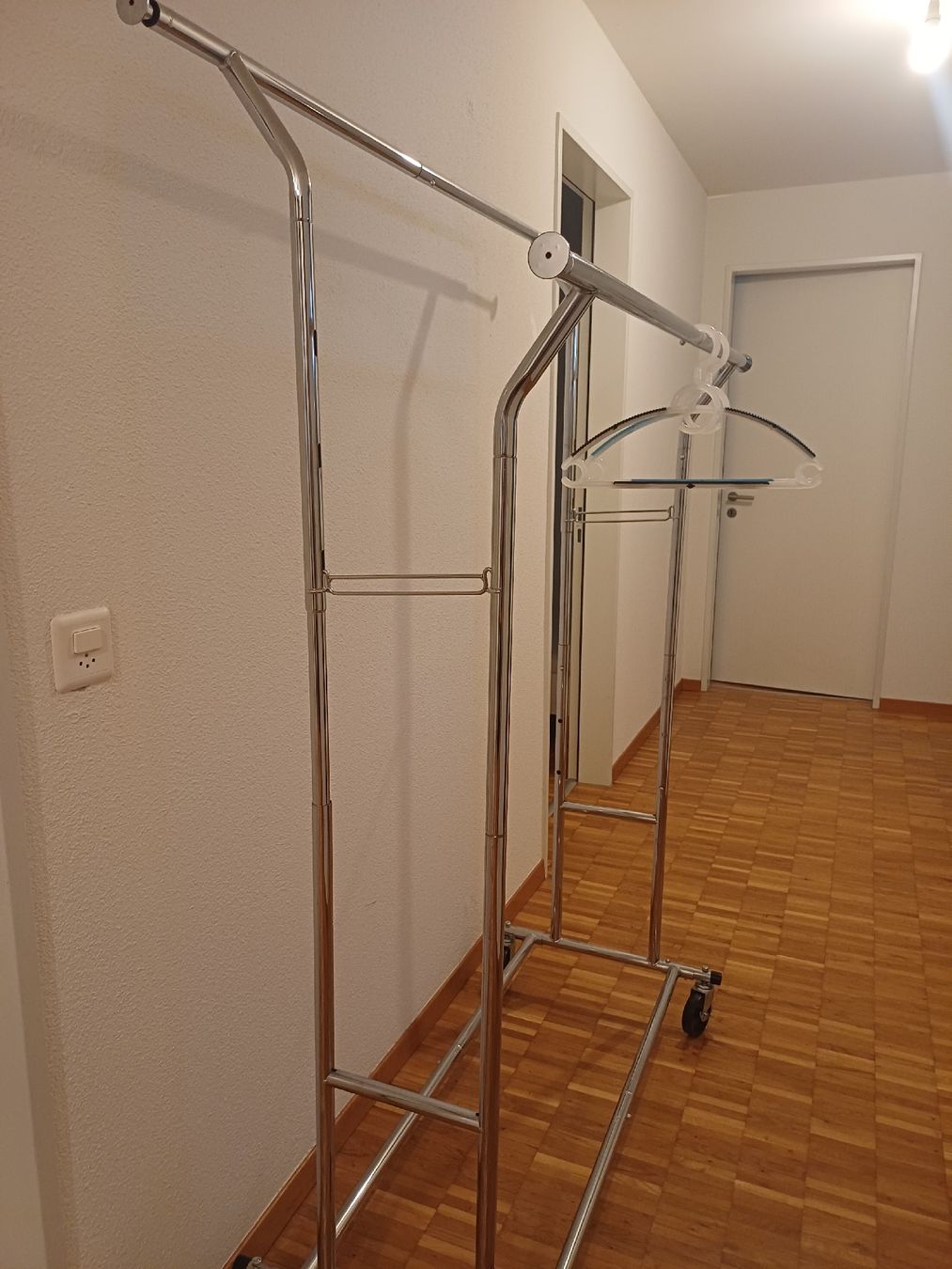 Porte manteau: Kleiderständer mit 2 Stangen, "Songmics Hangy" – D'occasion à Dietlikon par mer_5vpv 1