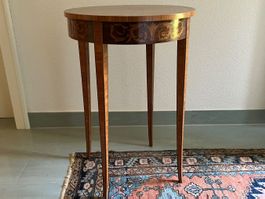 Antiker runder Beistelltisch im Louis-XVI-Stil