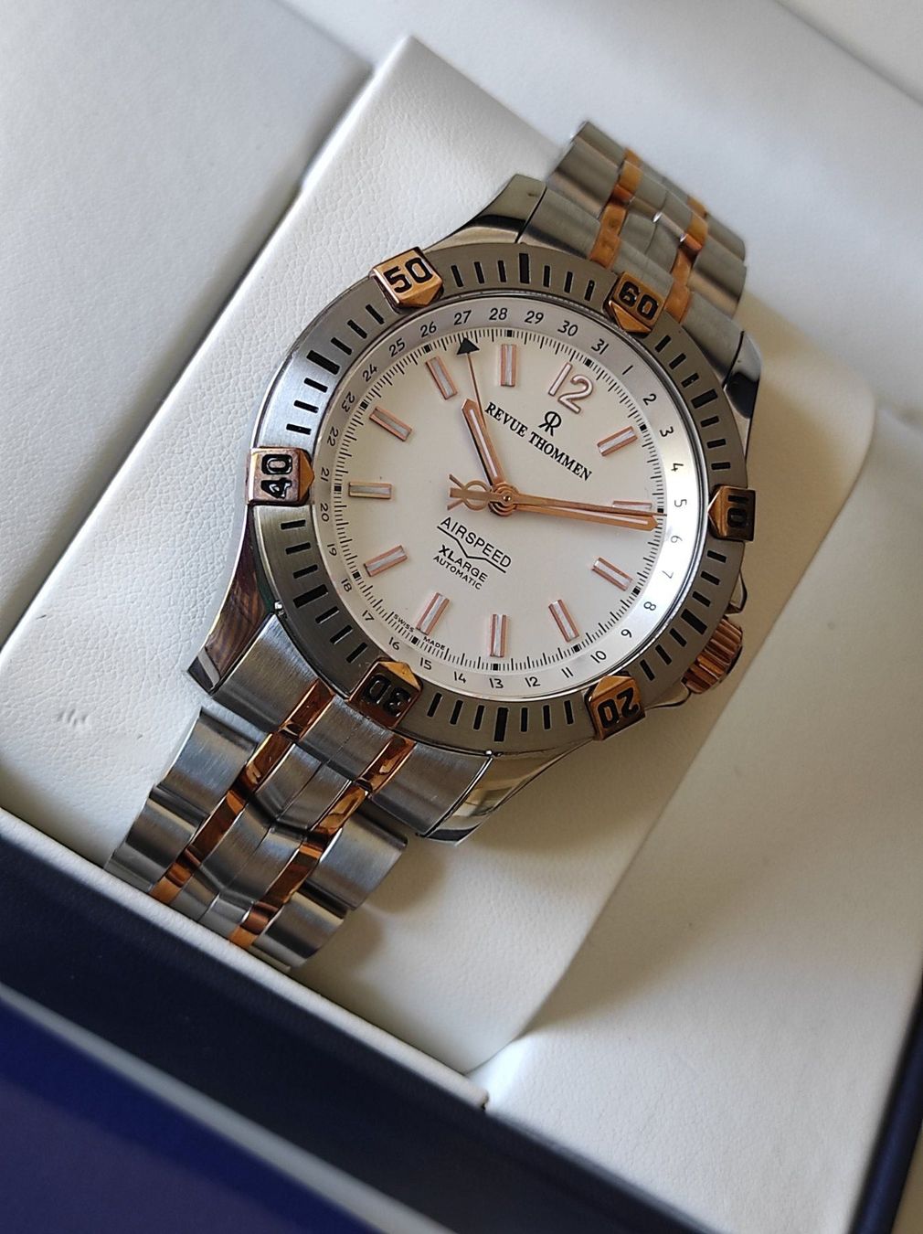 Revue Thommen Orologi: Revue - Thommen Airspeed auto. Pointerdate, neu mit Papieren – Nuovo e nell'imballaggio originale da Grenchen venduto da elibethma 5