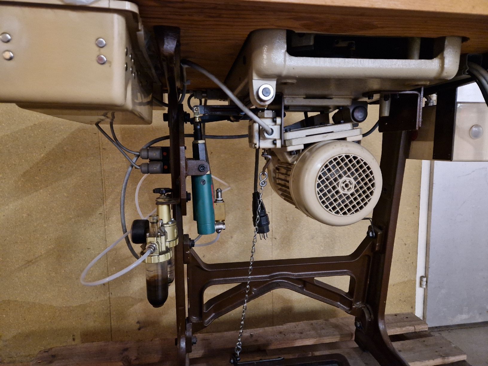 Pfaff Nähmaschinen: Pfaff Riegelautomat 3337 Nähmaschine – Gebraucht aus Wahlen b. Laufen von Martin350 3