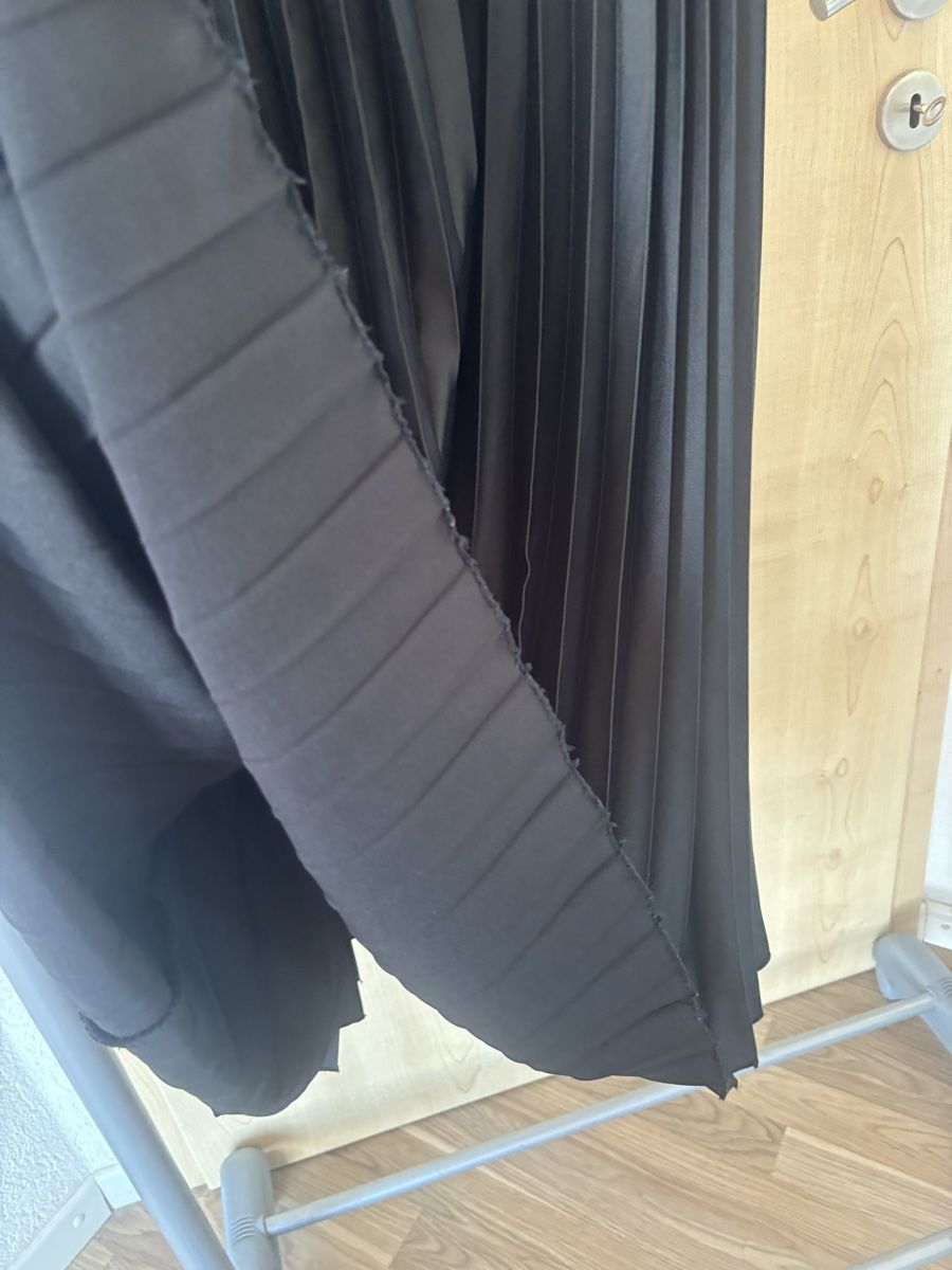 Gonne: S-M_Pleated Black Skirt_like new – Nuovo (secondo la descrizione) da St-George venduto da elena27 4