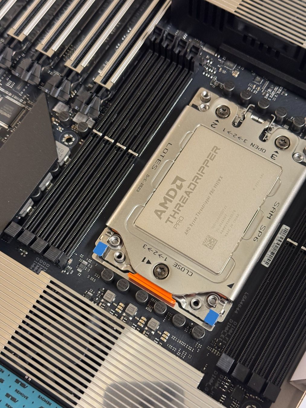 Amd Composants électroniques: Set AMD Threadripper Pro 9985WX + ASUS Pro WS WRX90E – Neuf (Voir description) à Basel par Archi40