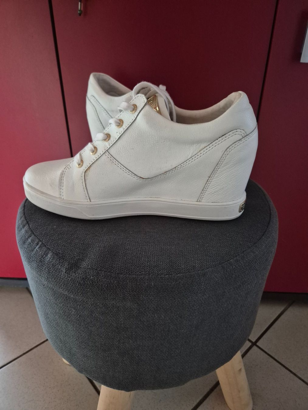 Guess Scarpe da donna: GUESS Bottines – Usato da Grandfontaine venduto da Raccooncity