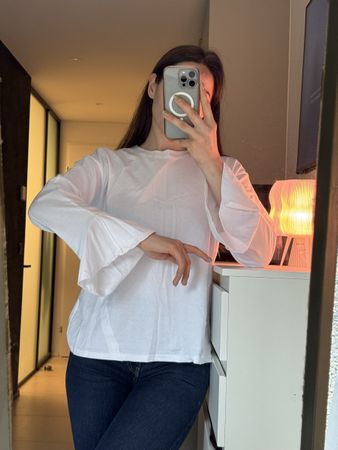 Weisses T-Shirt mit Trompetenärmeln, Gr. M