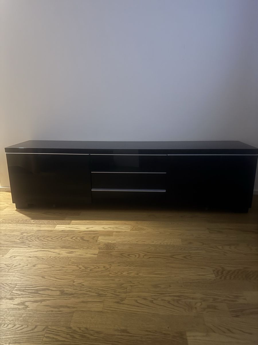 Ikea Cassettiere: Sideboard/Fernsehmöbel 180 lang, 40 breit, 46 hoch – Usato da Luzern venduto da isa_9pxy