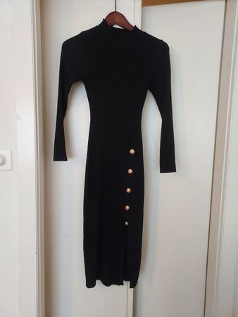 Robe noire moulante New Look, taille 38, détail boutons ✨