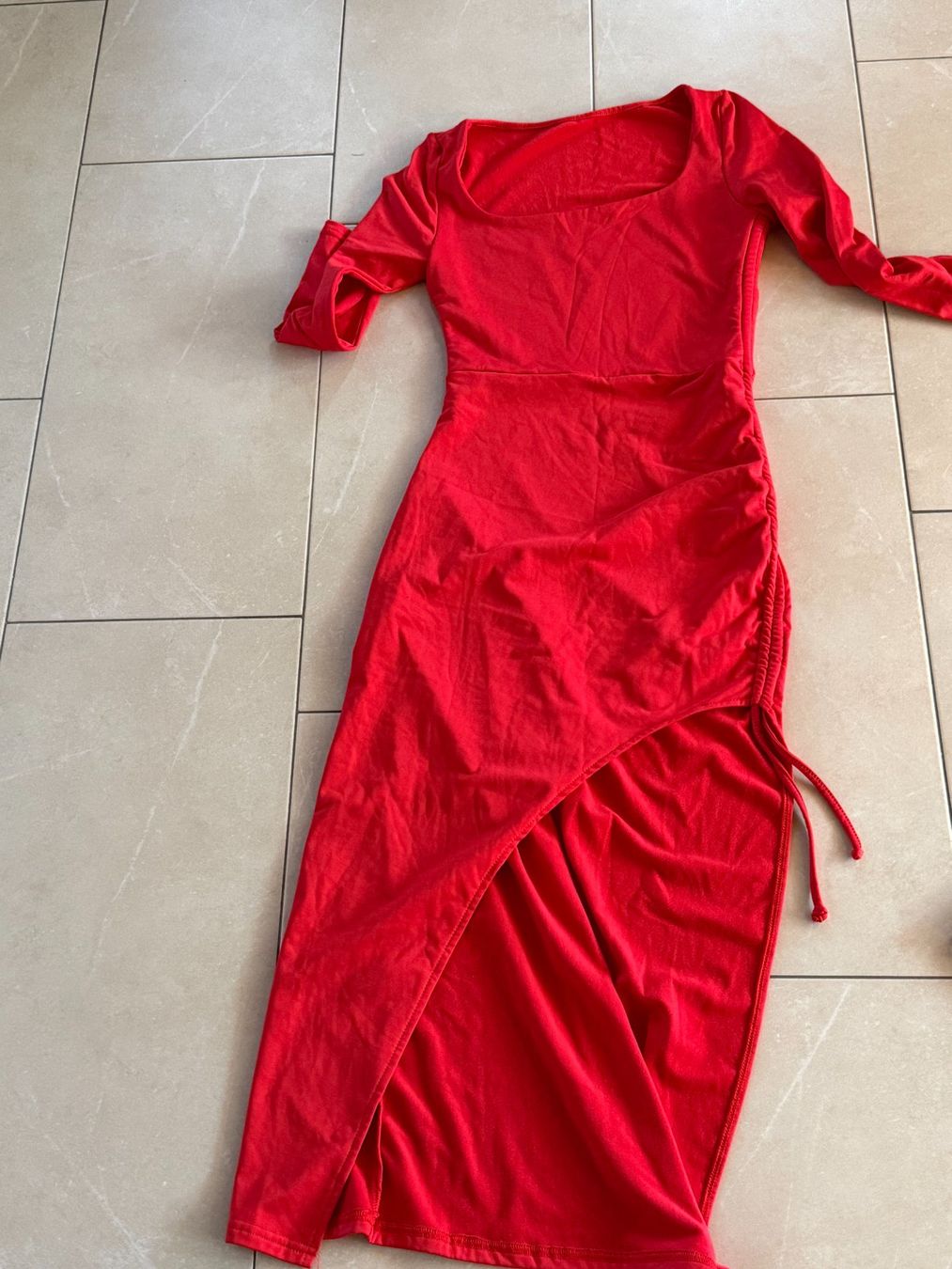 Kleider: Rotes Maxikleid mit Cut-out & Bein schlitz – Gebraucht aus Meierskappel von cgo_bp8w