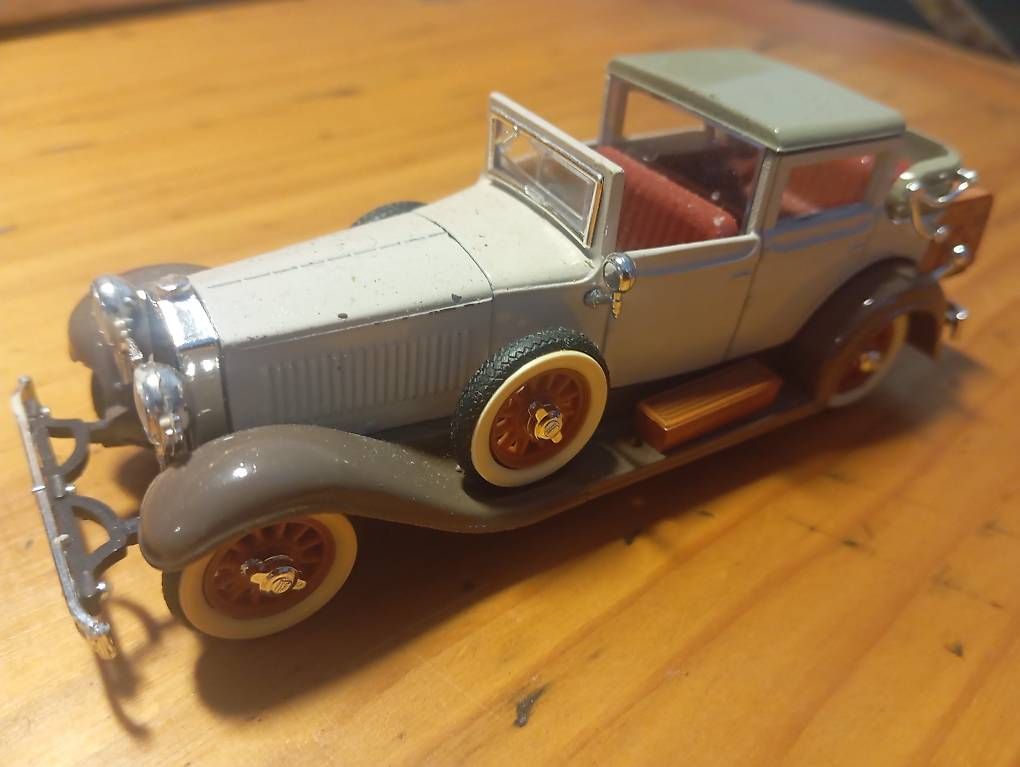 Voitures modèles: Oldtimer Modellauto offen mit Koffer guter Zustand – D'occasion à Basel par Petergunn