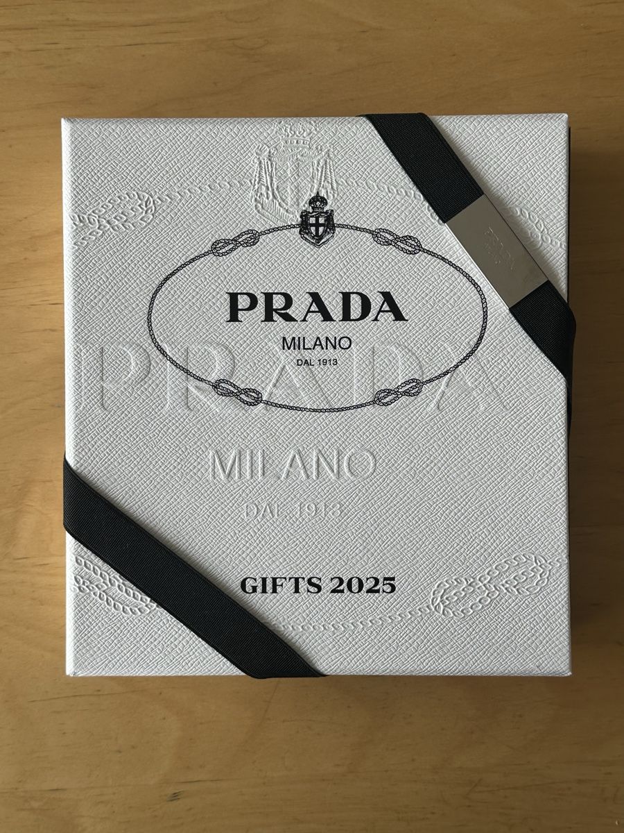 Libri: Catalogues Prada cadeaux 2025 collector – Nuovo e nell'imballaggio originale da Chêne Bourg venduto da paleios22