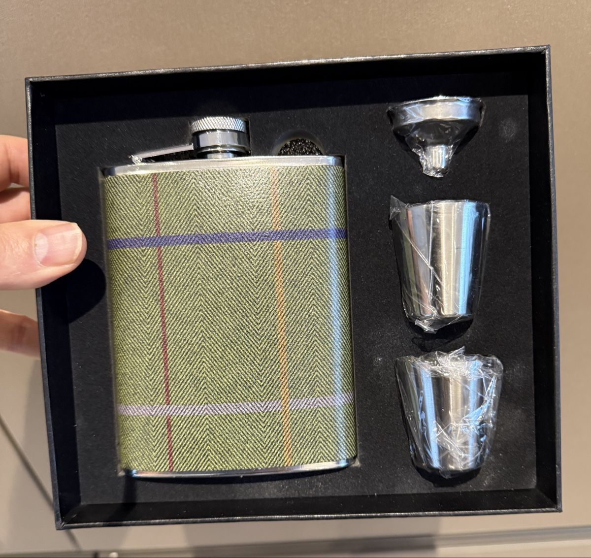 Altro: Stilvolle Flachmann Geschenkset mit Bechern und Trichter – Nuovo e nell'imballaggio originale da Seon venduto da Aaargauer01 1