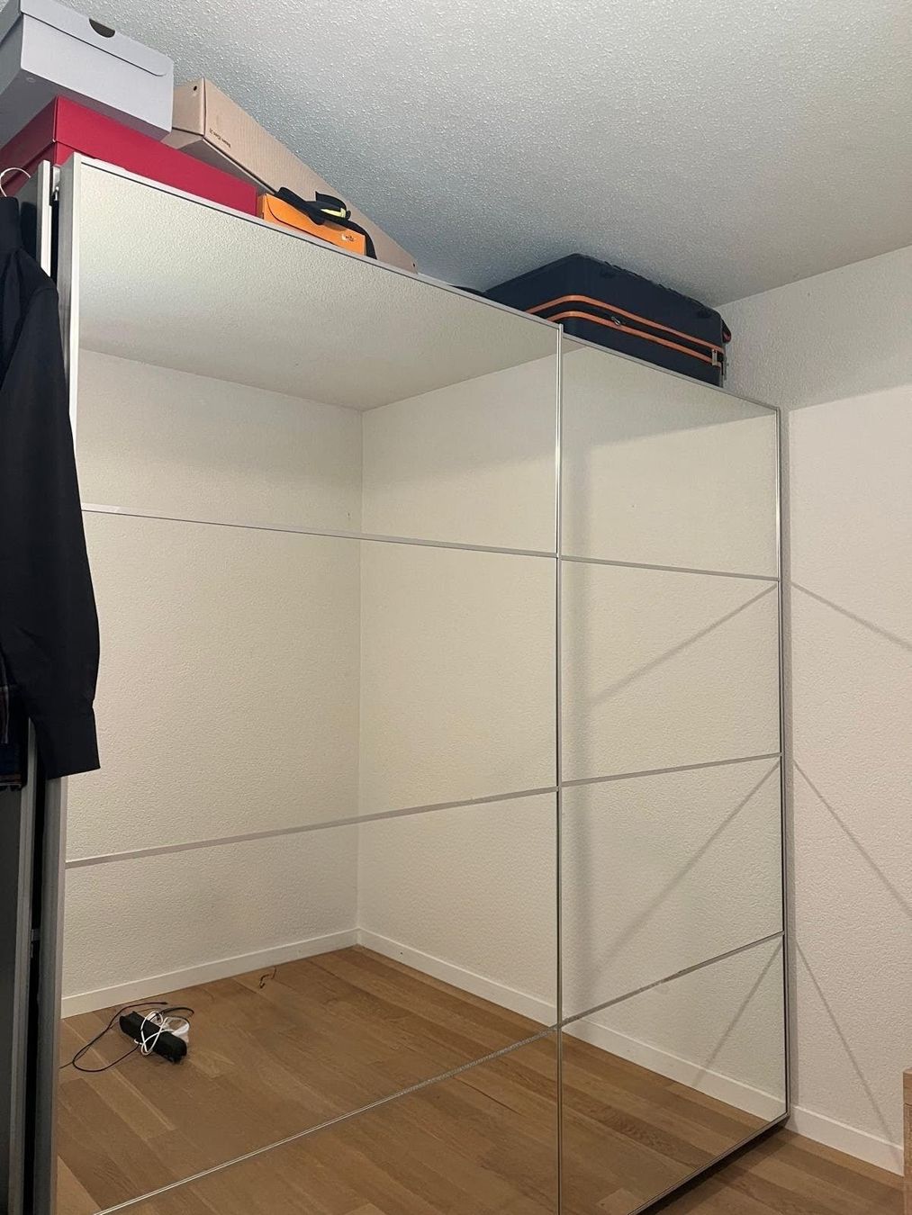 Armoires: Spiegelschrank mit Schiebetüren – D'occasion à Kastanienbaum par therebellsmurfette