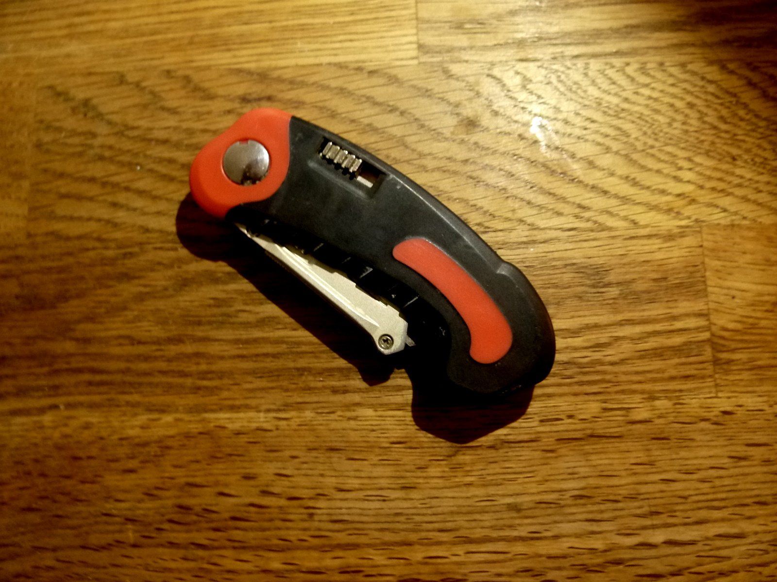 Accessori: Profi Klappmesser Teppichmesser mit Ersatzklingen – Usato da Hochfelden venduto da swissice 1