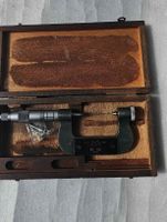 Feinmessgerät TESA 25-50mm im Holzkasten - Präzision!