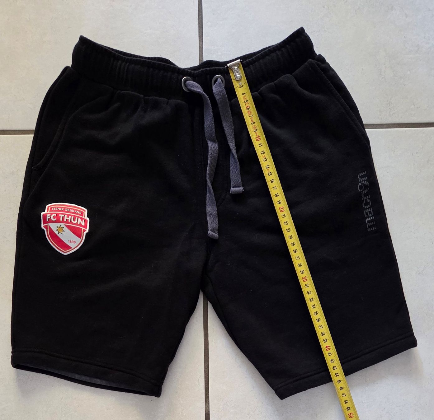 Pantaloni: kurze Hose FC Thun Grösse S – Usato da Konolfingen venduto da Chonu