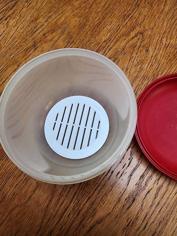 Tupperware Recipients et similaires: Tupperware Salatbehälter mit Sieb – D'occasion à Gstaad par Meiel2020 1