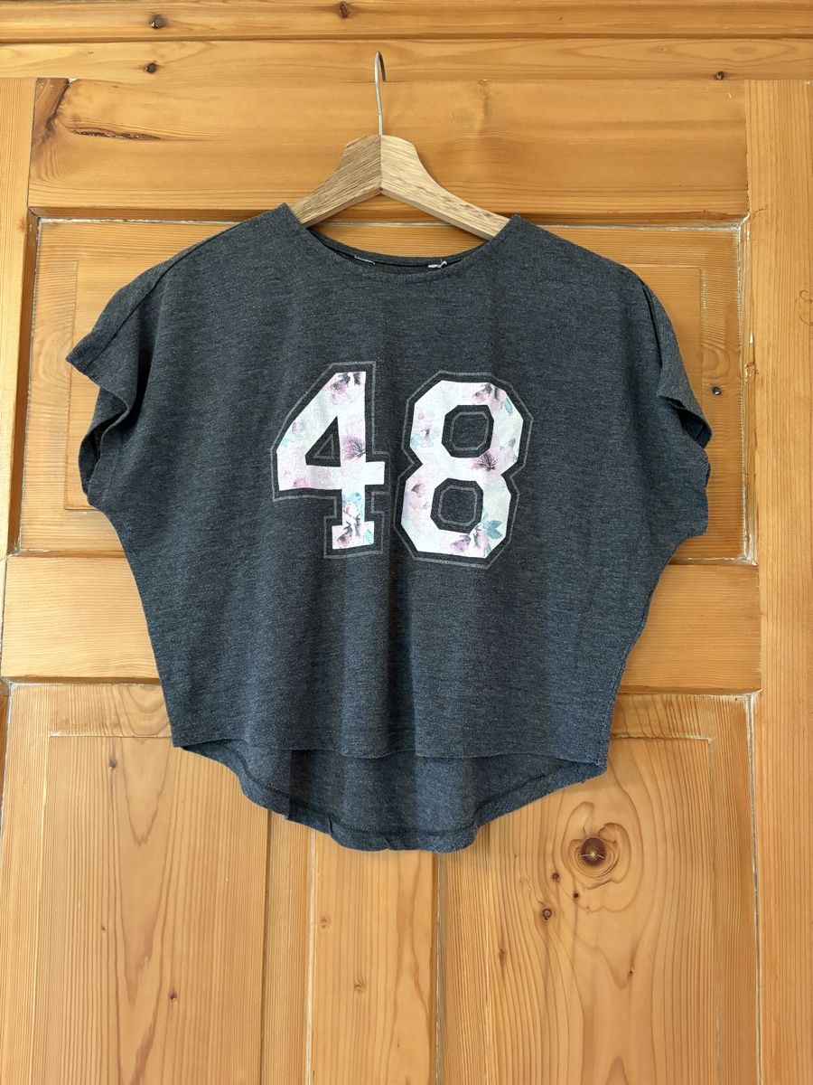 T-Shirts: Shirt mit Blumenprint "48", Grösse S – Gebraucht aus Frauenfeld von lin_77m9
