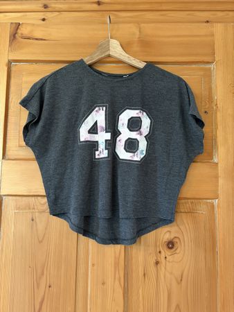 Shirt mit Blumenprint "48", Grösse S