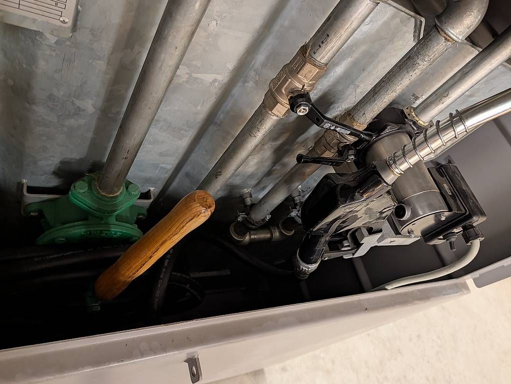 Sonstiges Fahrzeugzubehör: Dieseltankstelle 2000L mit Handhebelpumpe – Gebraucht aus Hefenhofen von LieberherrAG 2