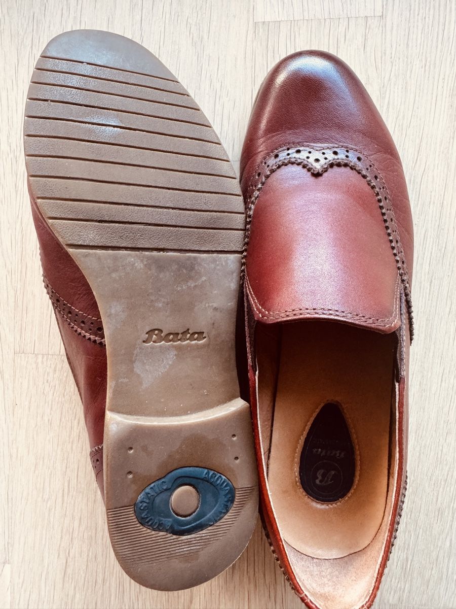 Damenschuhe: Bata Slip-on leather loafers with brogue detailing – Gebraucht aus Dübendorf von Lzz1224 2