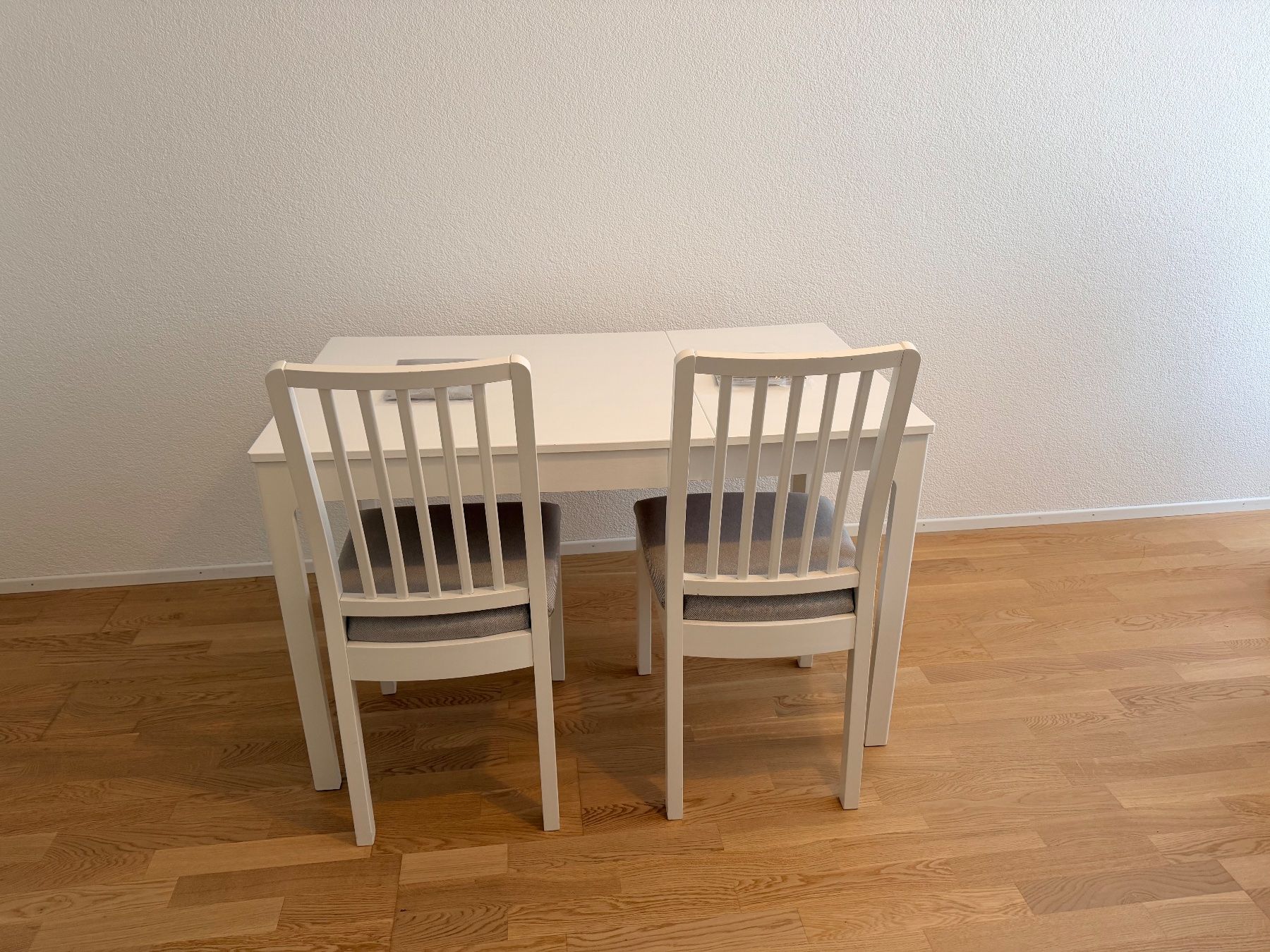 Ikea Set di tavolo e panche: Tisch mit 2 Stühlen + 2 extra Stuhlbezüge – Usato da Bern venduto da isi_lsr5 1